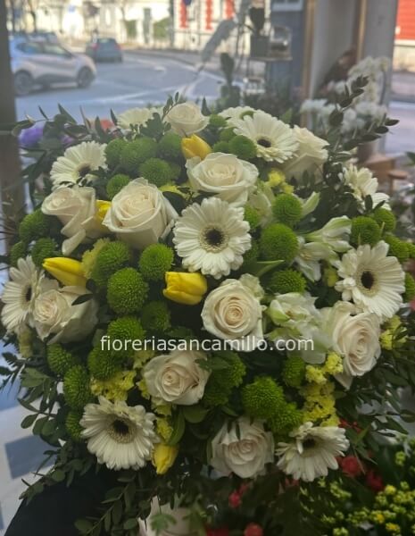 Bouquet  di fiori misti colore bianchi