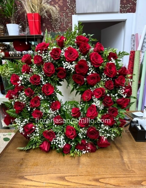 Corona funebre con rose rosse