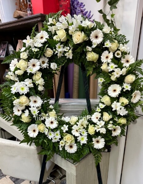 Corona funebre con fiori misti bianchi 
